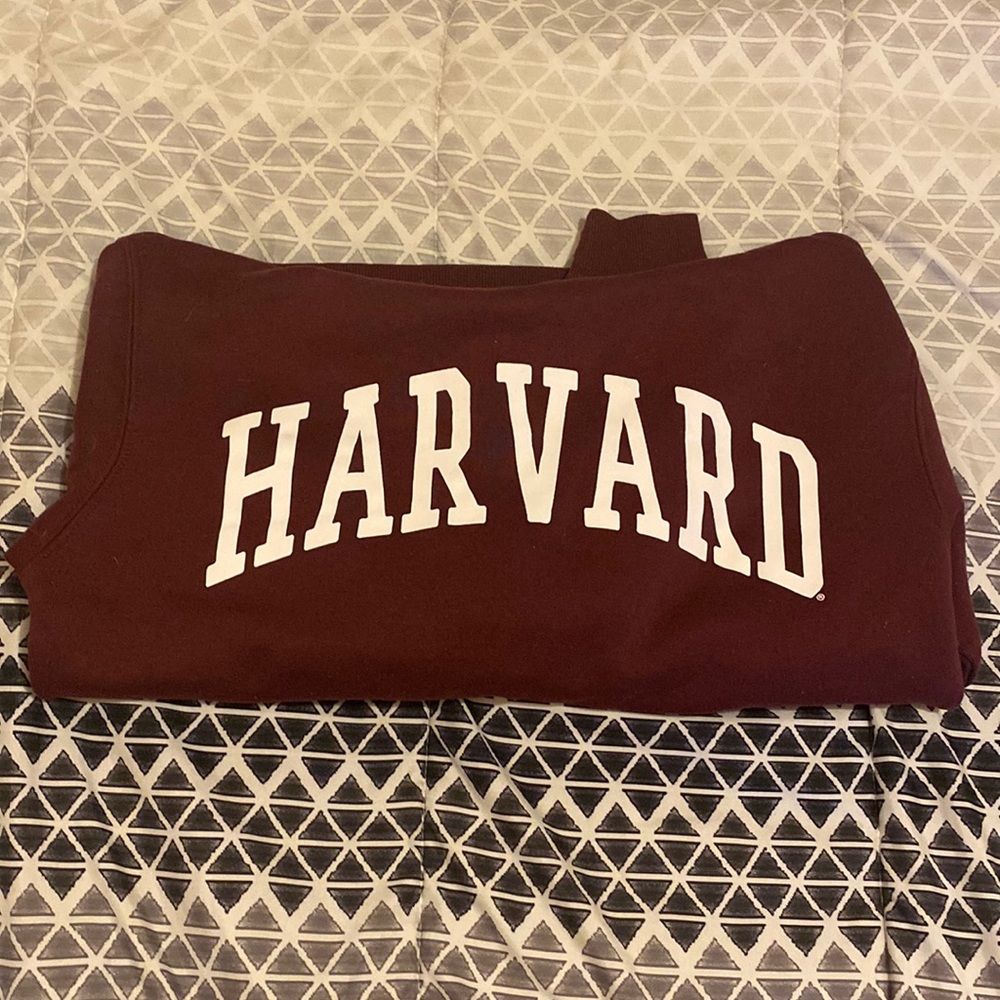 it’s says harvard on the front, nothing on the back, has pockets, has a hood